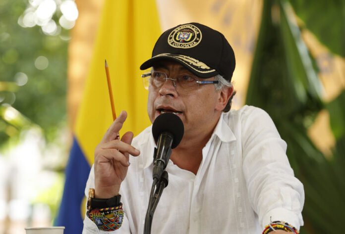 Petro participa en acto de destrucción de armas incautadas en el sur de Colombia